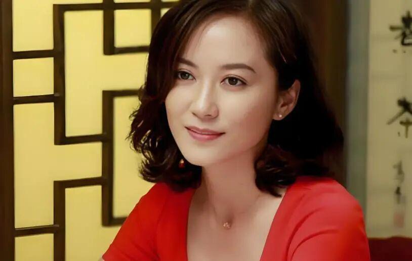 世界杯客户端升级说明-演员俞飞鸿：坚决不结婚，55岁仍单身，却有一个男人陪伴她20年