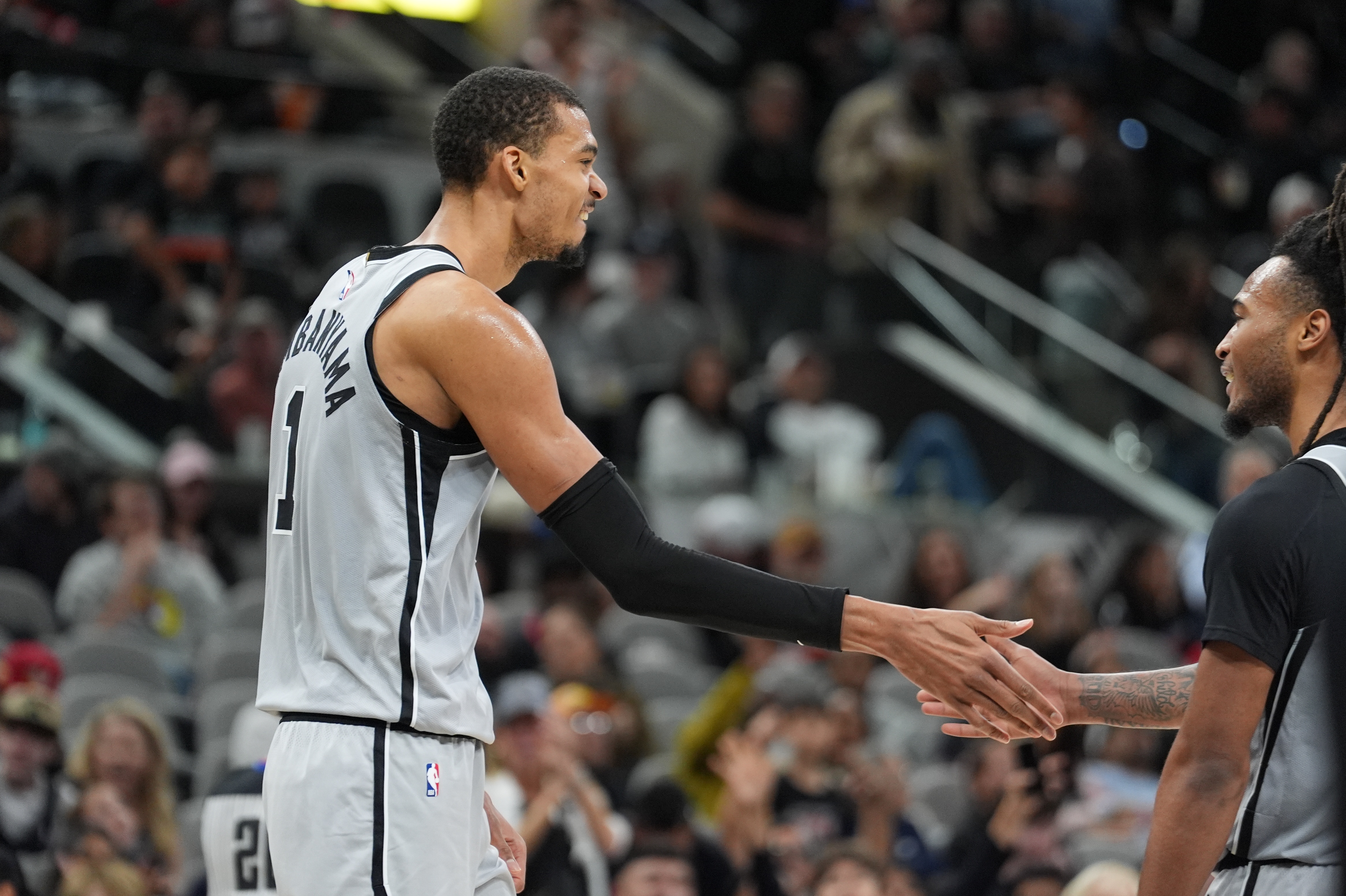 世界杯官方直播客户端下载中心-米奇：文班移动&amp;防守站位都很好 他看起来状态很不错